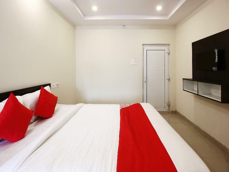 Oyo Sri Vinayaka Grand Hotel Shamshabad Exterior photo
